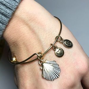 Gold Tone Seashell Expansion Charm Bracelet “B”